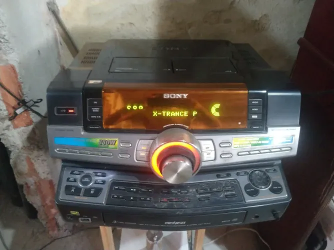 Vendo um som da marca Sony com potência máxima de 880W (220Wx4) RMS