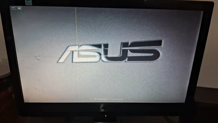 Monitor antigo 14p com detalhe leia
