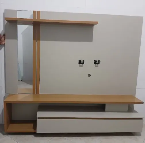 Painel/Rack suspenso para TV até 60" em ótimo estado