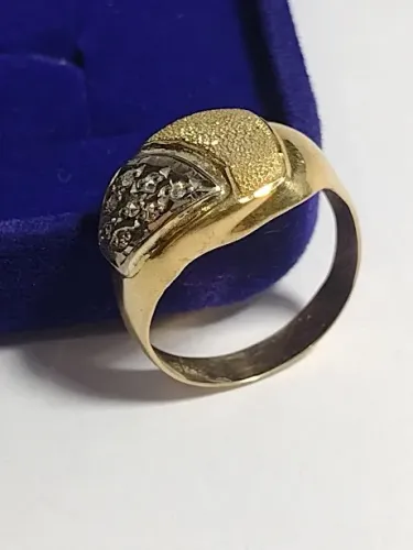 Anel Diamantes Detalhes Ouro Branco e Amarelo Ouro 18 Kilates Peso 3.80 Gramas Topo 8mm