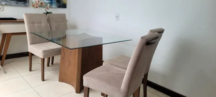 Mesa de vidro em madeira maciça e 4 cadeiras