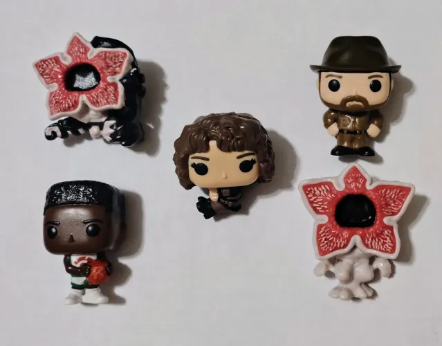 Stranger Things Kinder Nancy + Hopper + Lucas + 2 Demogorgon