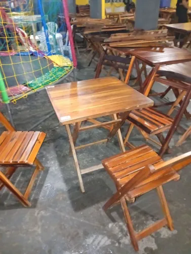 Conjunto de mesa de madeira 