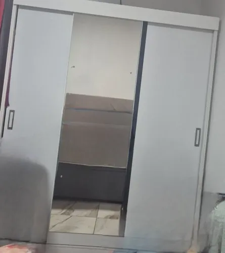 Guarda roupa e itens de quarto