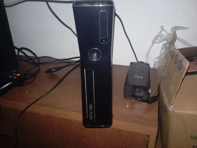Xbox 360 com 2 controles e Kinect