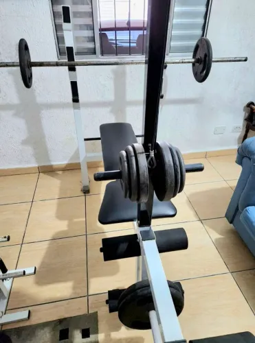 Estação de musculação completa com 80kg de anilhas e barras, tipo banco supino