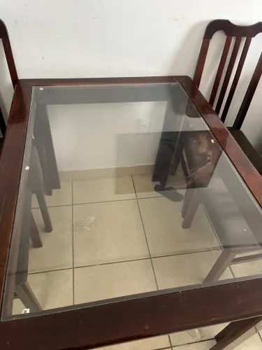 Mesa de jantar em madeira com tampo de vidro + 4 cadeiras