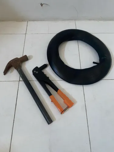 Martelo e alicate