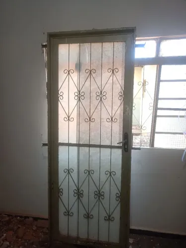 Porta de ferro e vidro