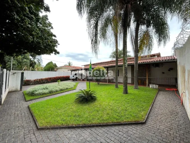 Casa residencial disponível para venda no bairro Cidade Jardim em Uberlândia-MG