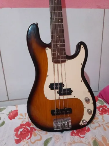 Contrabaixo 4 Cordas Modelo Fender