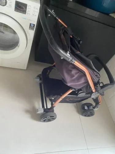 Carrinho de bebê e bebê conforto