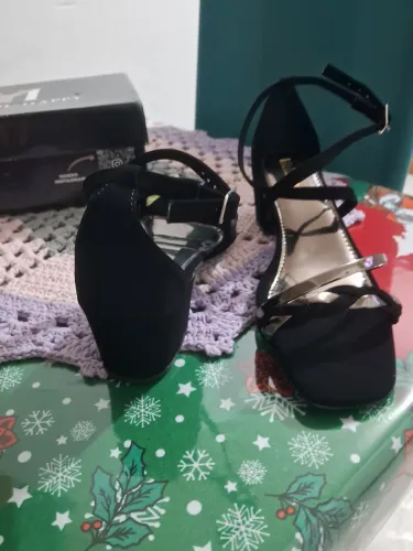 Vendo essa sandália nova zap *1