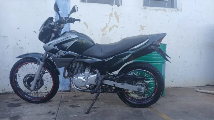 NX 400 Falcões 2001