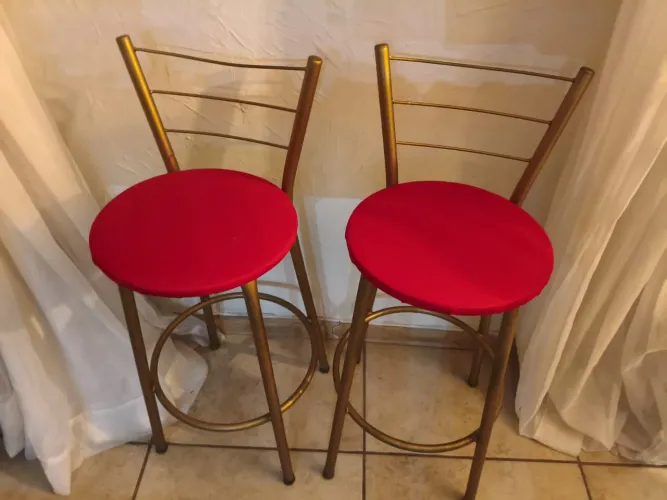 Banqueta branca com forro vermelho 