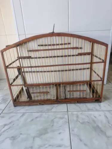 Gaiolas seminovas para pássaros grandes
