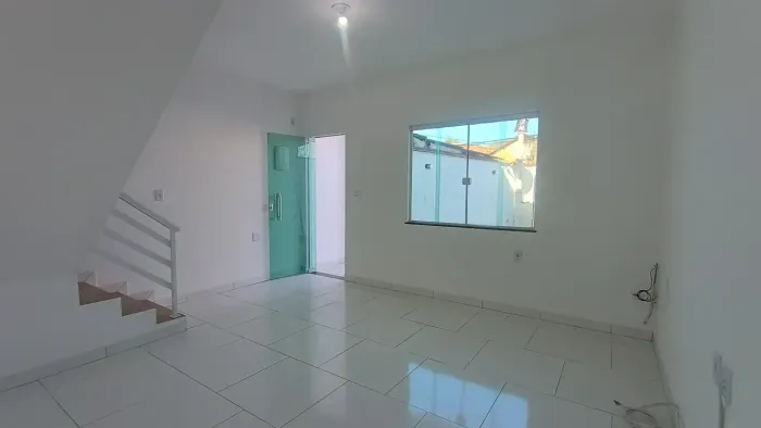 Casa Duplex independente com 4 Quartos e garagem no condomónio Bouganvile em Bangu