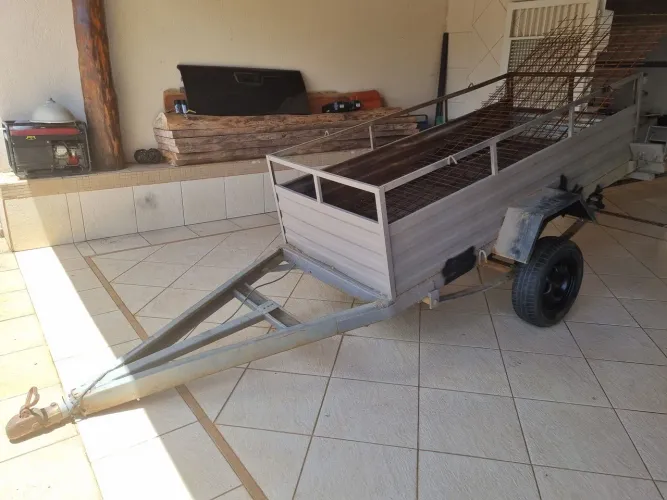Vendo carretinha 2,50 mts X 1,10 ano 2014 Valor R$4.000,00