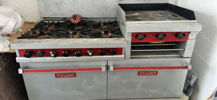 Vendo fogão industrial com dois fornos e chapa de assar hambúrguer 