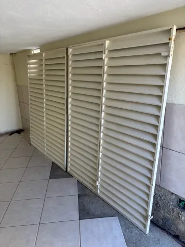Portão de garagem com portão social