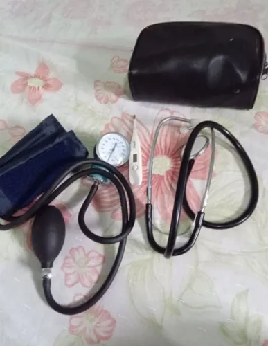 Vendo Kit com estetoscópio brinde: termômetro 