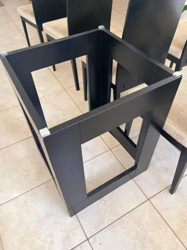 Base de mesa com 6 cadeiras estofadas