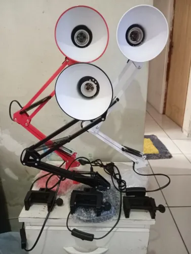 Luminária De Mesa Articulada Abajur Pixar Base E Garra