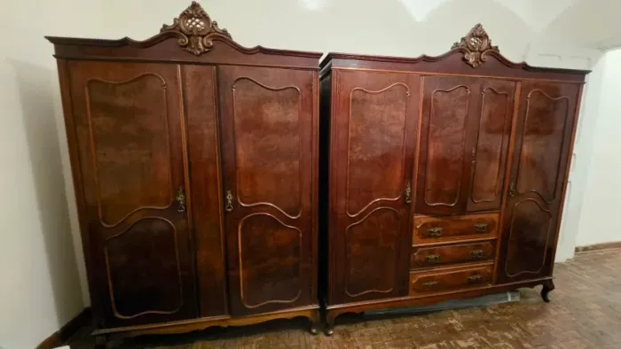 Guarda roupa antigo modelo provençal duas portas