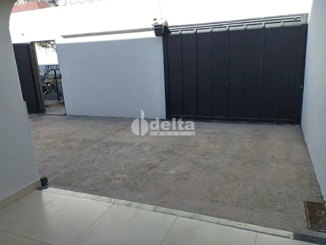 Casa residencial disponível para venda no bairro Santa Mônica em Uberlândia-MG