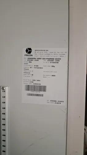 Refrigerador e conservador de gelo vertical Fricon.