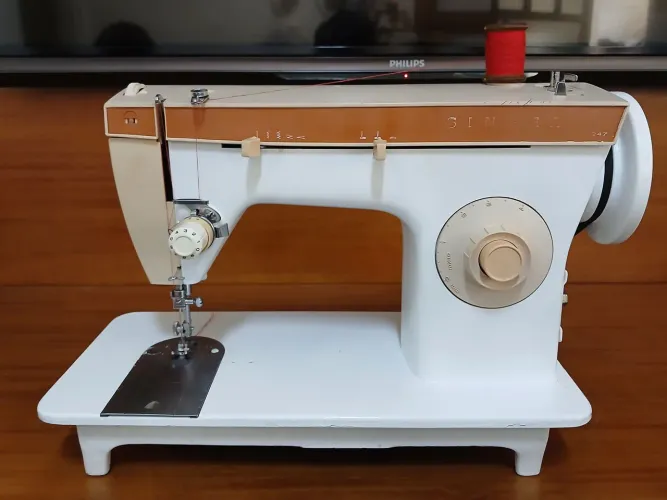 Maquina de costura Singer modelo 247 reta com zig zag