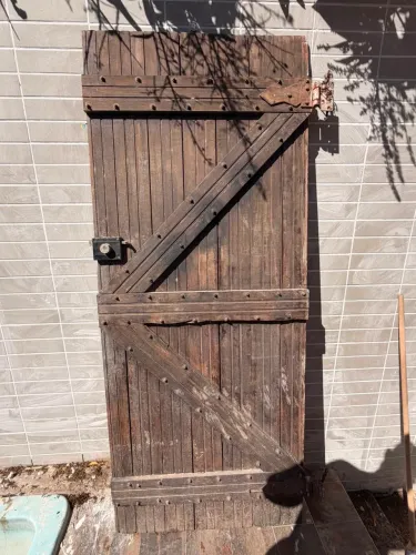 PORTA DE MADEIRA RÚSTICA ANTIGA