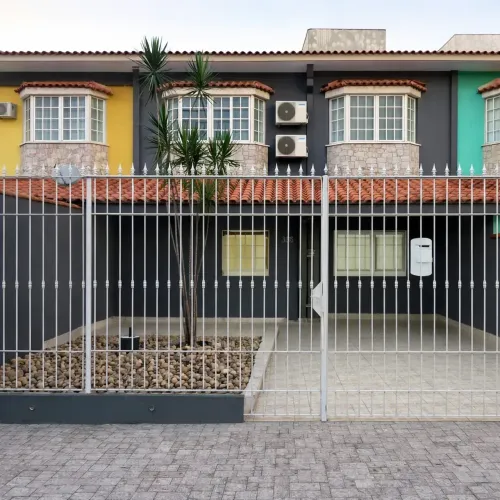 Casa em Angra dos Reis com 02 quartos sendo uma suite.