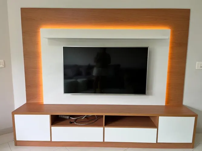 Painel com Raqui moderno e semi-novo