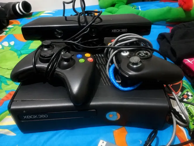 Xbox 360 bloqueado acompanha 3 controles e Kinect usado novo