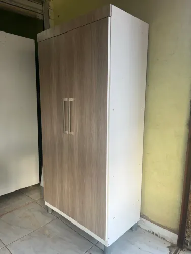 Guarda-roupa de solteiro espaçoso