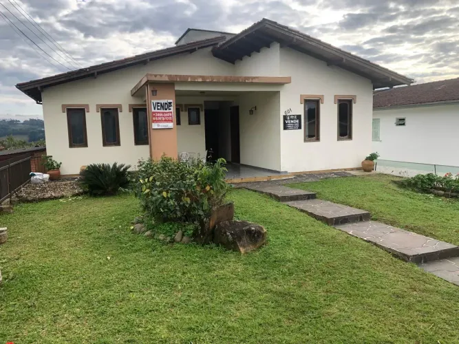 Casa com total de 360m², garagem ampla, churrasqueira, vista para montanhas em Orleans-SC