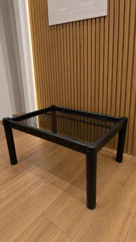 mesa de centro da Hobjeto possui um design moderno e elegante em metal preto