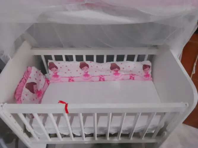 Mini berço portátil com rodinhas 