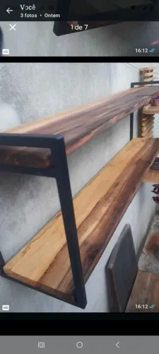 PRATELEIRA ESTILO INDUSTRIAL EM MADEIRA MACIÇA BORDA VIVA`