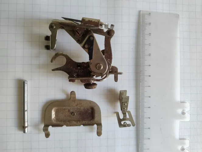 Peças de máquina de costura antiga (Singer?)