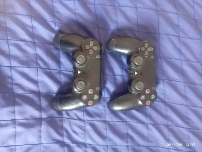 Controle original e um paralelo ps4