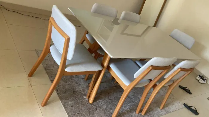 Mesa de laca e madeira