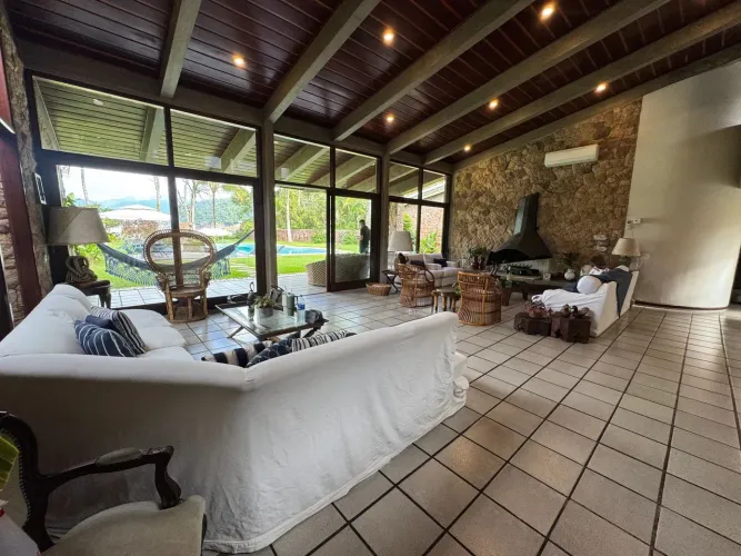 Casa á venda com 5 suítes, pé na areia no Condomínio Domingas Dias em Ubatuba/SP.