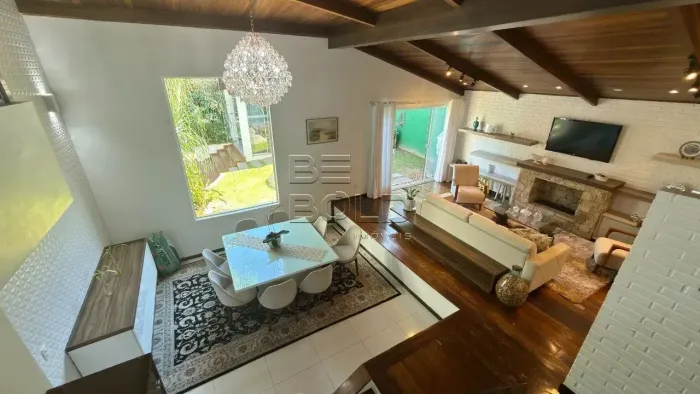 Casa com 4 dormitórios com ótima localização em Coqueiros