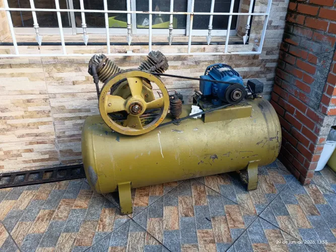Compressor de Ar Industrial Trifásico - Funcionando