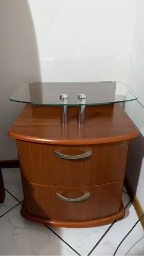 Vendo criado mudo de madeira com rodinhas. Possui tampo de vidro com duas gavetas fundas