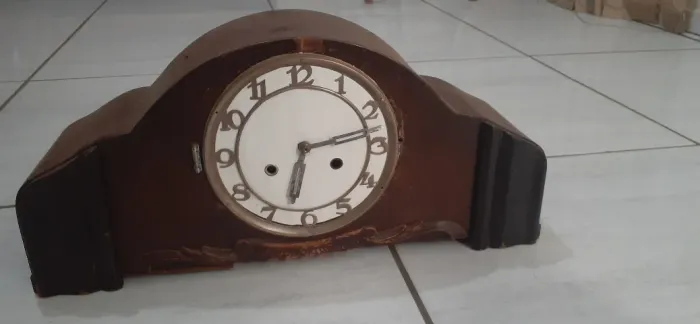 RELÓGIO DE MESA - Marca Schattan. Peça muito antiga, toda original