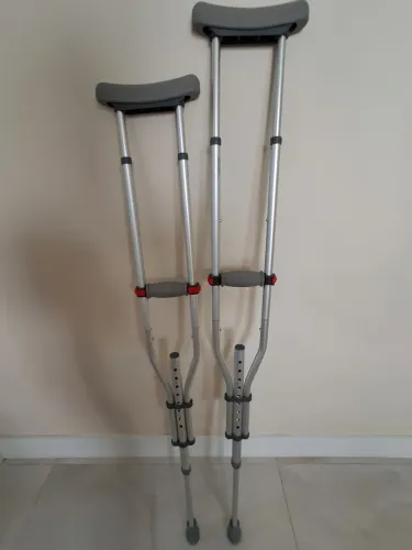 Muletas axial semi novas 160 reais