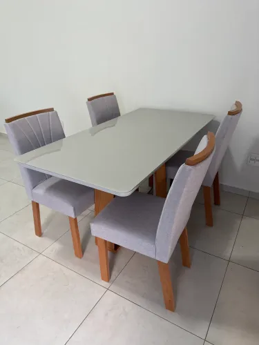 Mesa de jantar com 4 cadeiras tudo novo !!!
